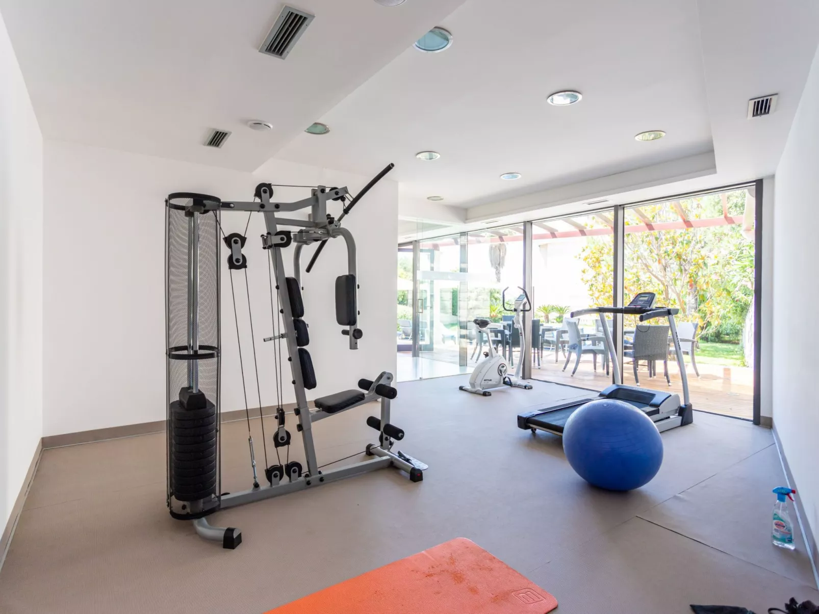 Große Ferienwohnung mit Pool, Garten und Terrasse-Binnen