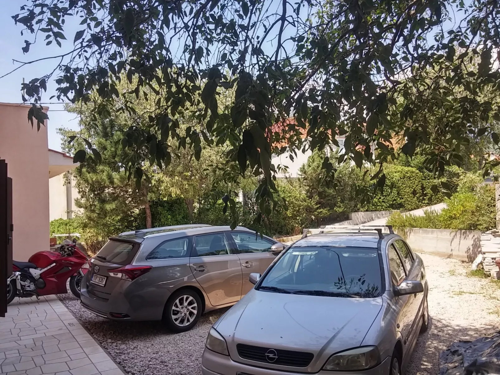 Katarina mit Garten und Grill-Buiten