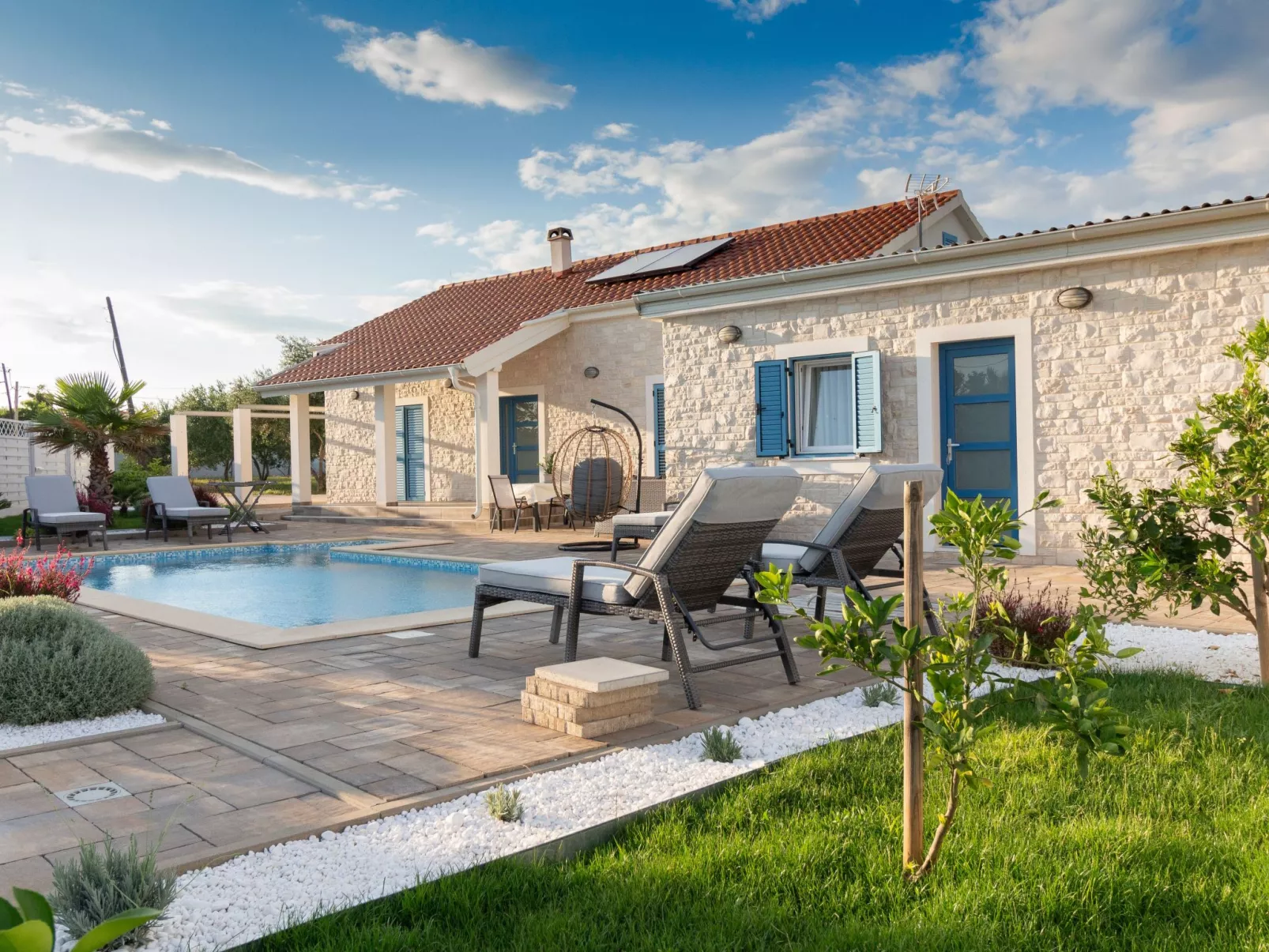 Villa mit Garten, Grill und Terrasse-Buiten