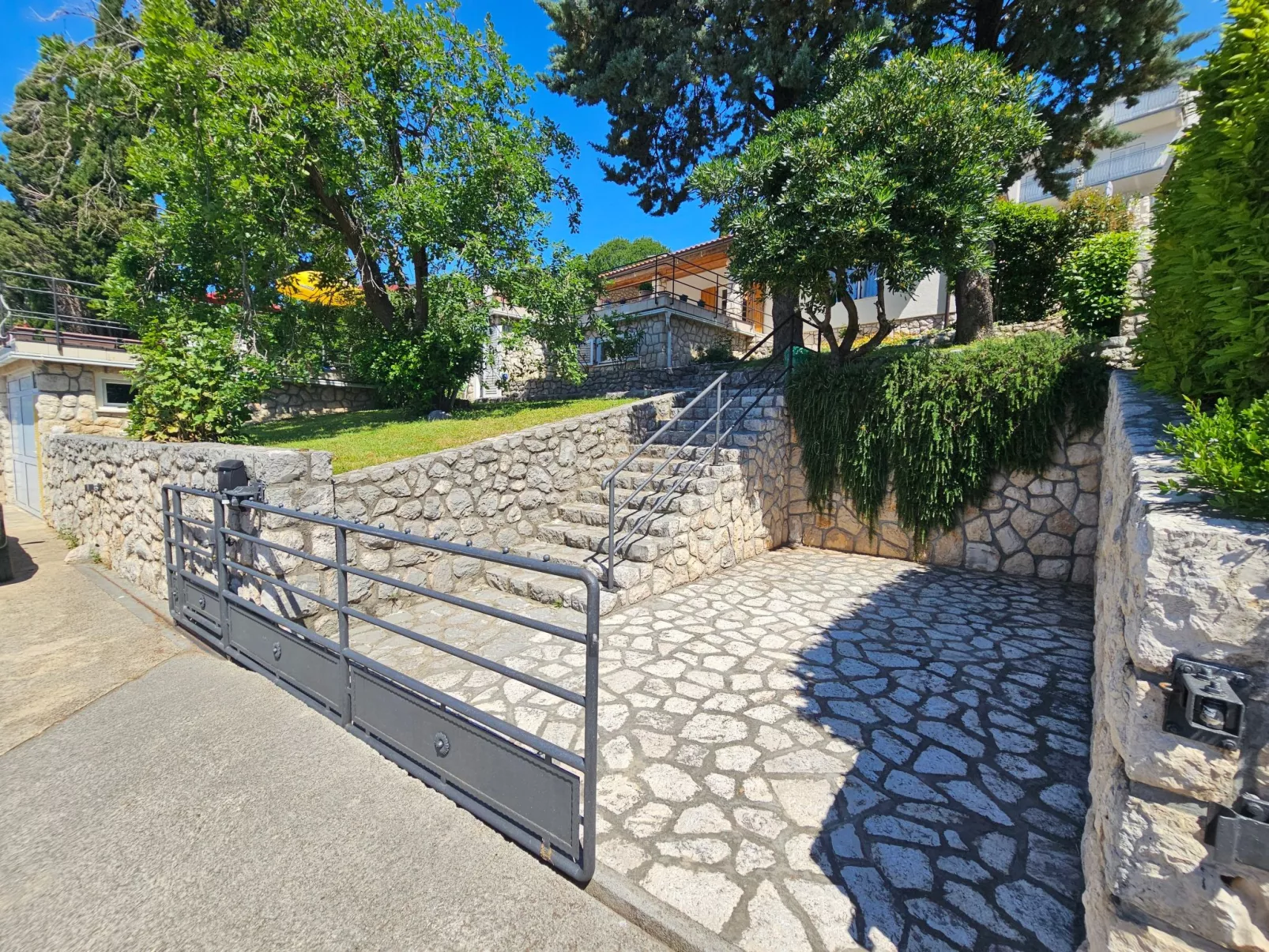 Wohnung mit Terrasse, Grill, Parkplatz-Buiten