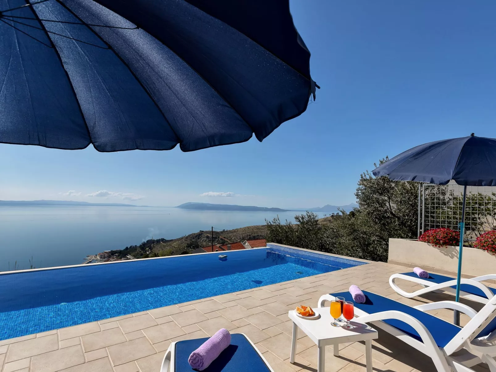 Villa "Lilly" mit Infinity-Pool-Buiten