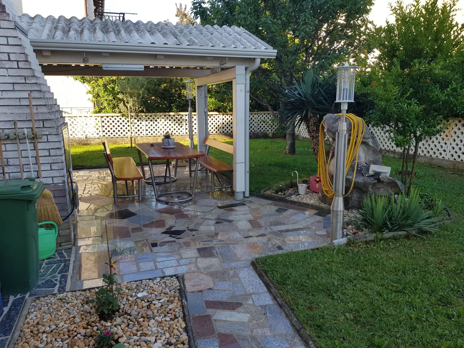 Wohnung Hama Komunela mit Garten und Stellplatz-Buiten