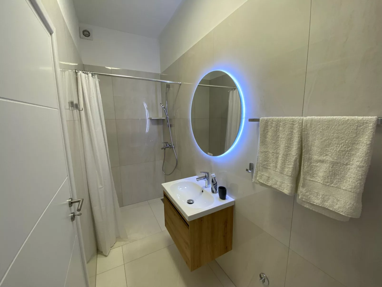 Frisch renovierte Ferienwohnung mit Meerblick-Binnen