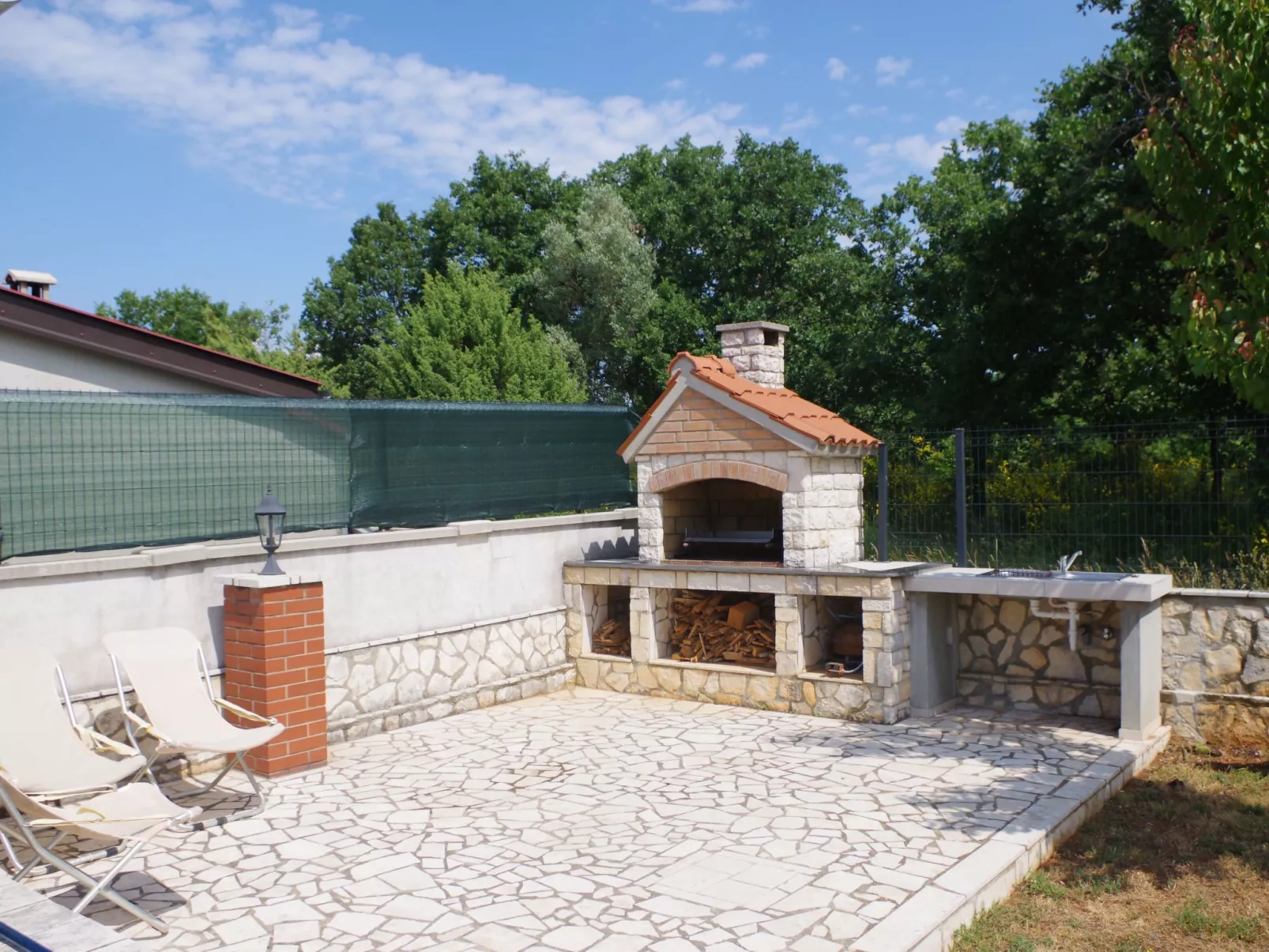 Geräumiges Ferienhaus mit 4 Schlafzimmern und privatem Pool-Buiten