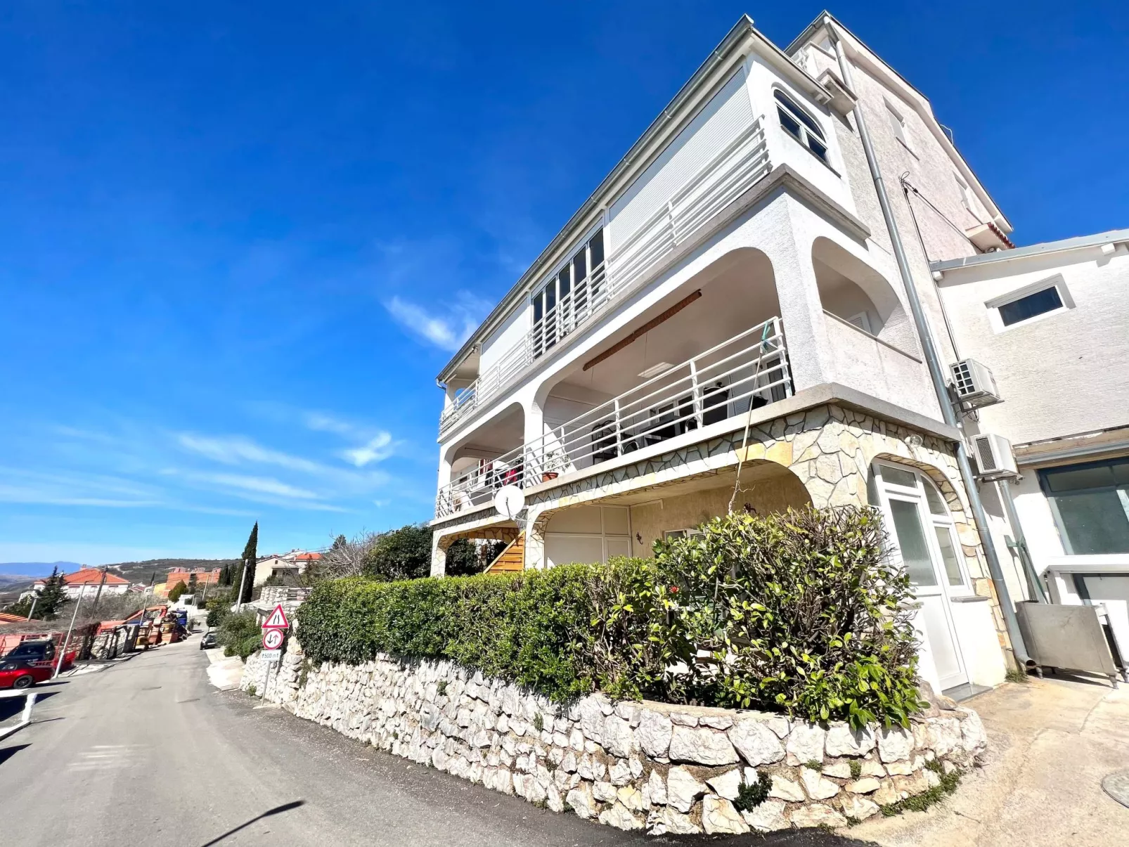 In Dramalj mit Terrasse und Garten und Meerblick-Buiten