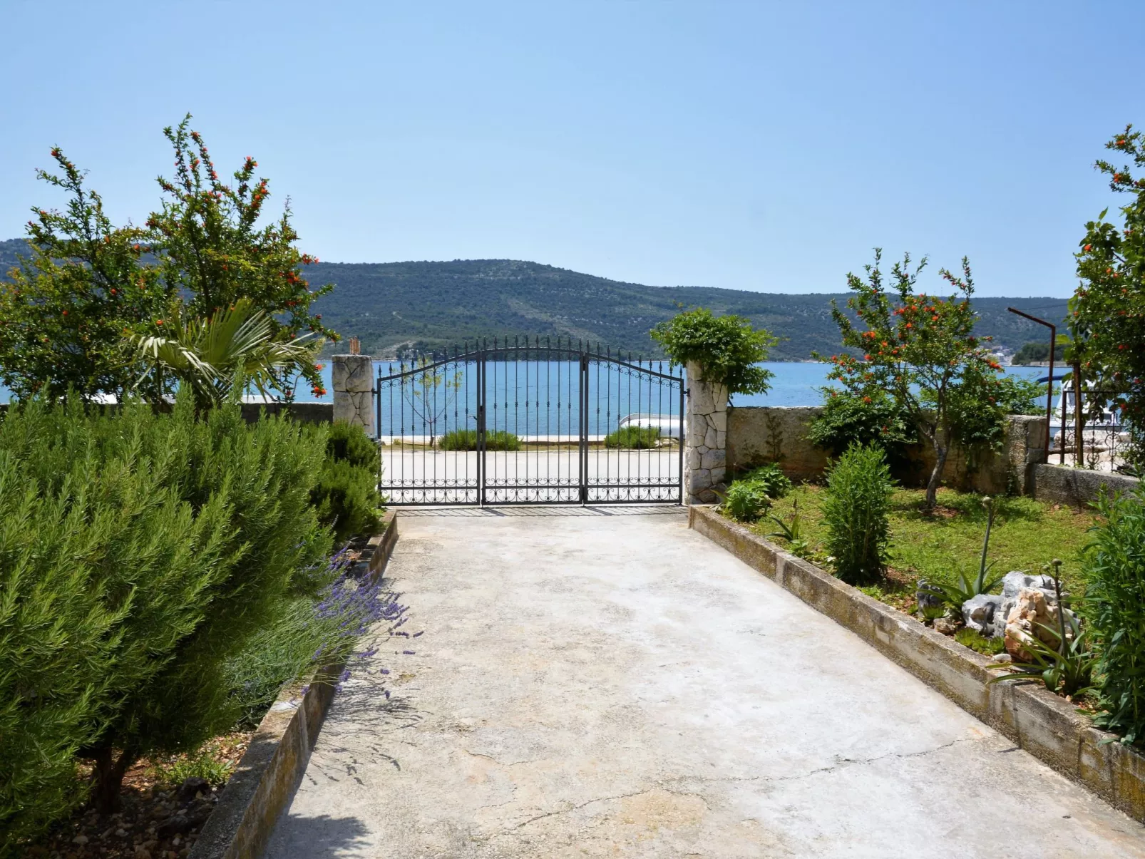 Schöne Wohnung in Poljica mit privatem Parkplatz-Buiten