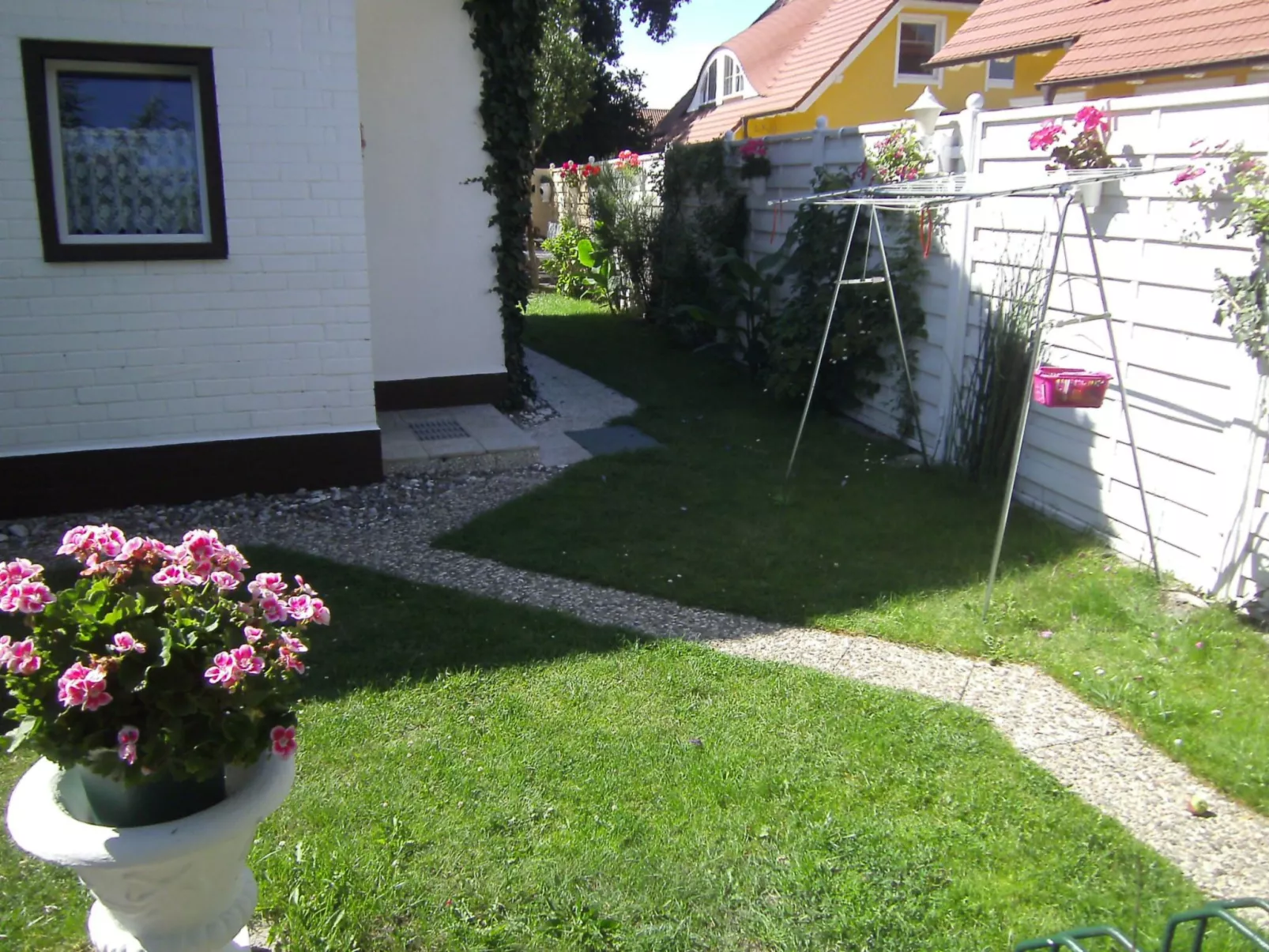 Kleine Ferienwohnung mit Garten und Terrasse-Buiten