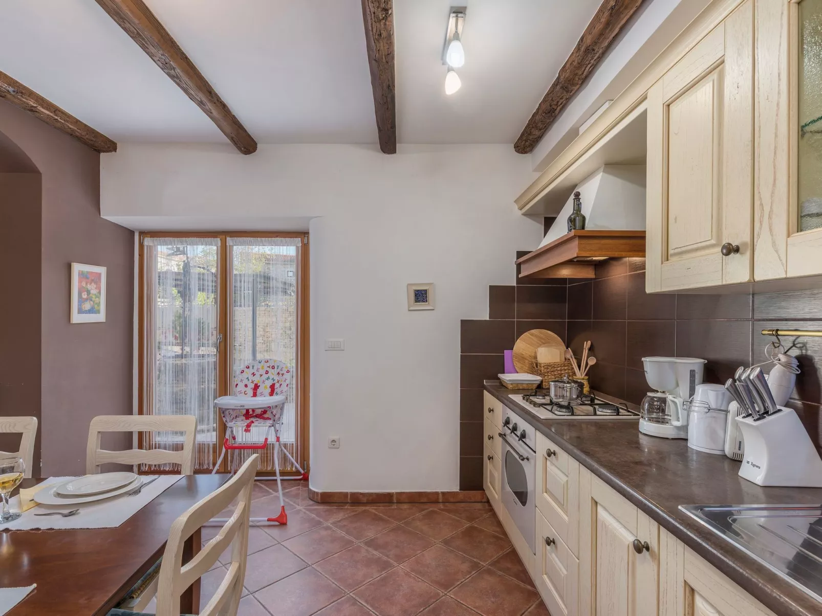 Gemütliches Ferienhaus in Peresiji mit Grill und Terrasse-Binnen