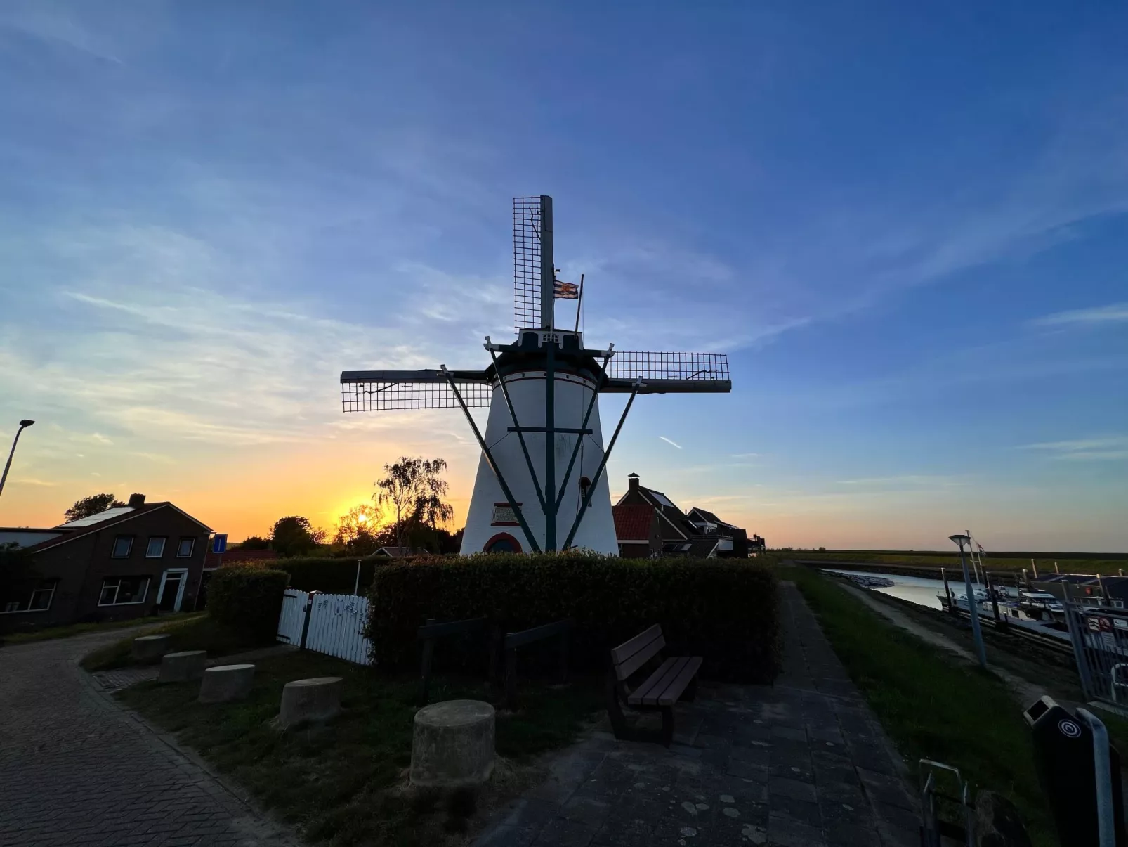 In Stavenisse mit gemütlicher Terrasse-Buiten