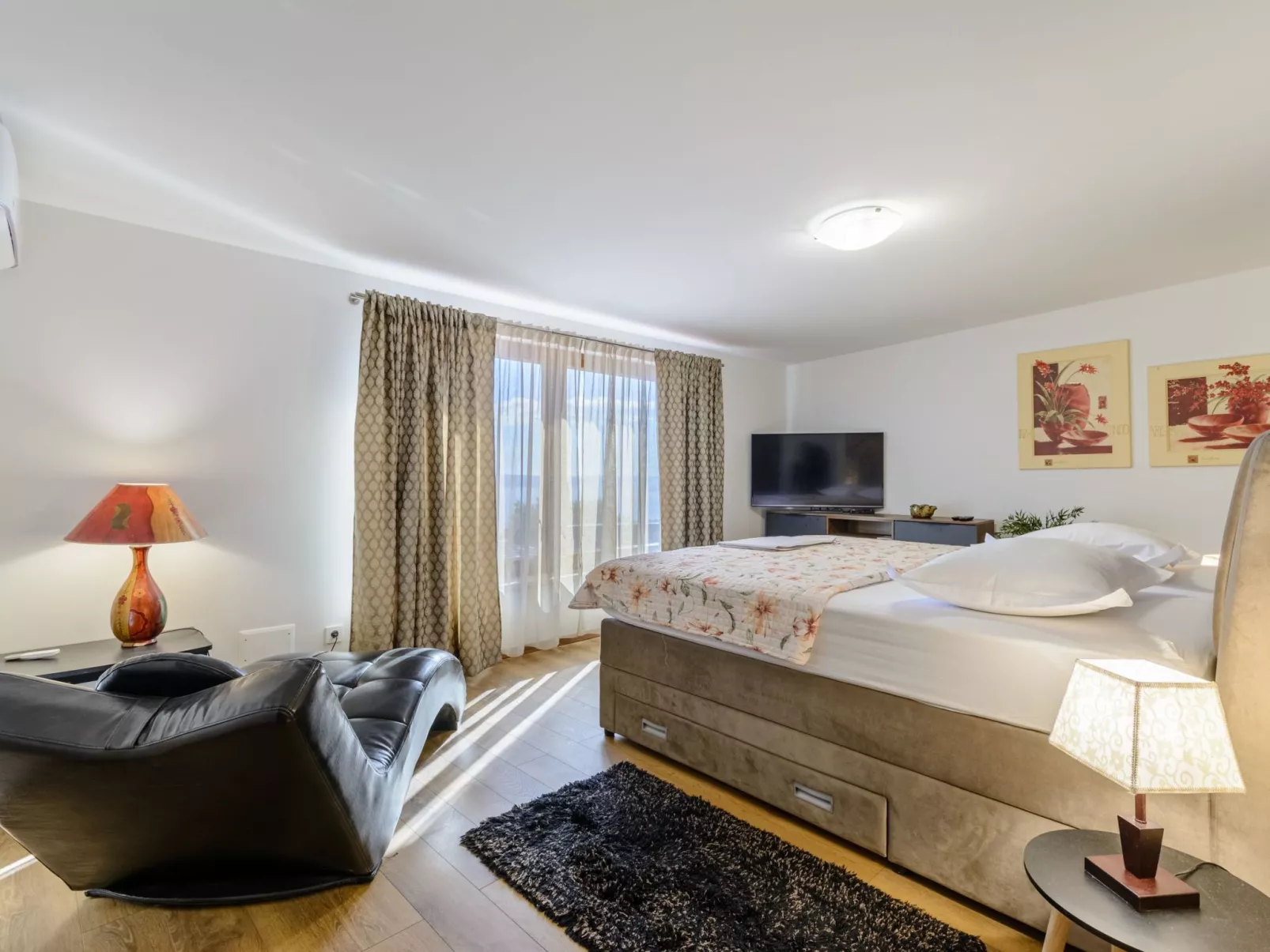 Villa mit vier Schlafzimmern und beheiztem Pool-Binnen