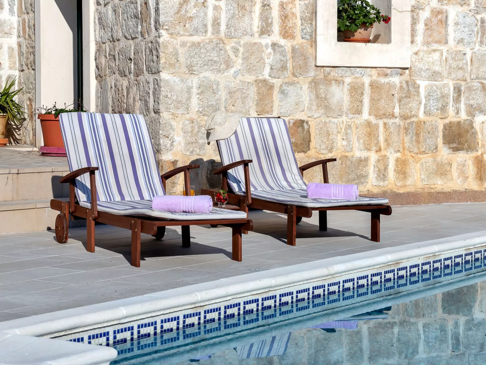 "Podgora" mit Blick auf das Wasser-Buiten