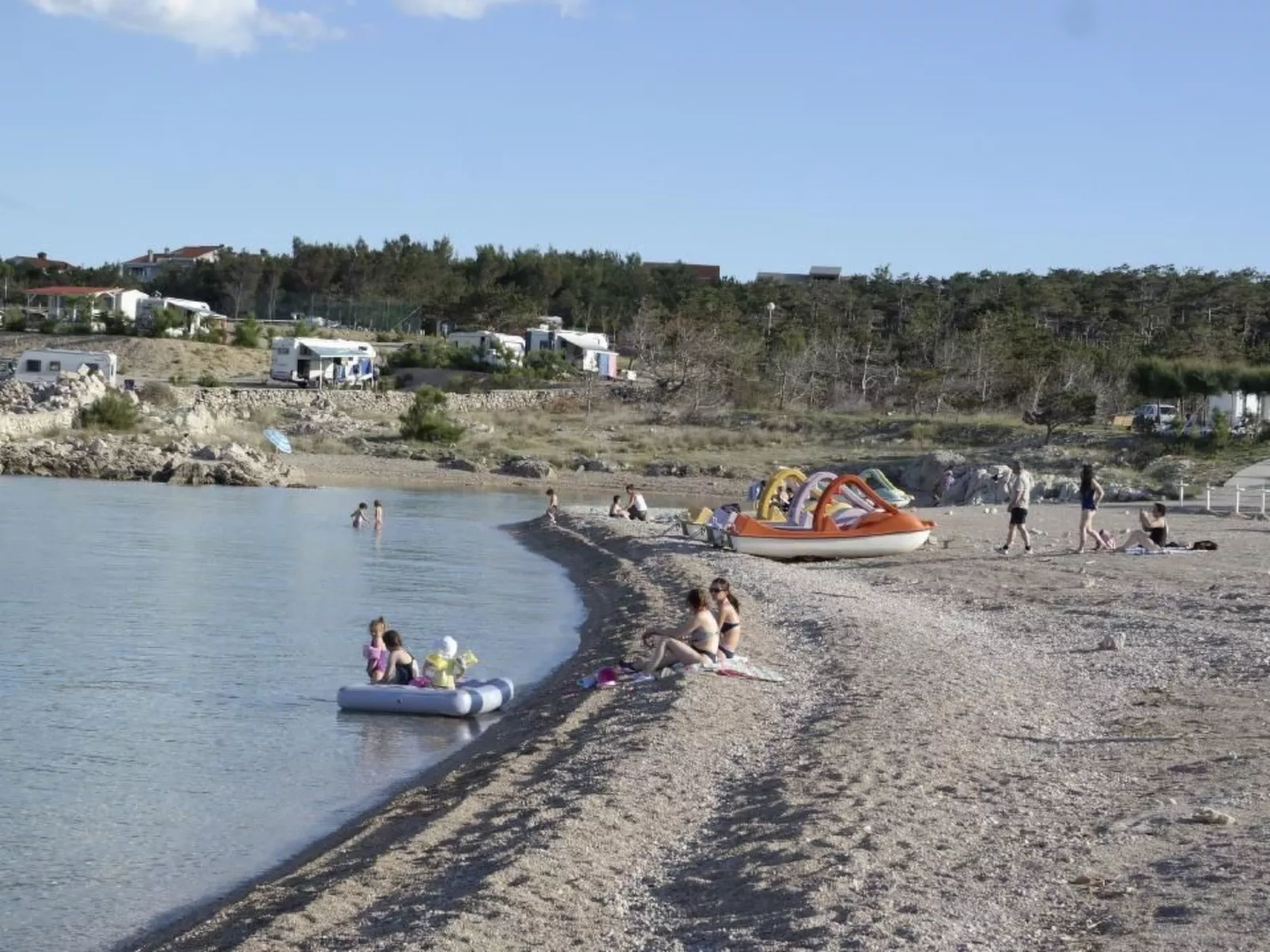 In Šilo mit Gemeinschaftspool-Buiten