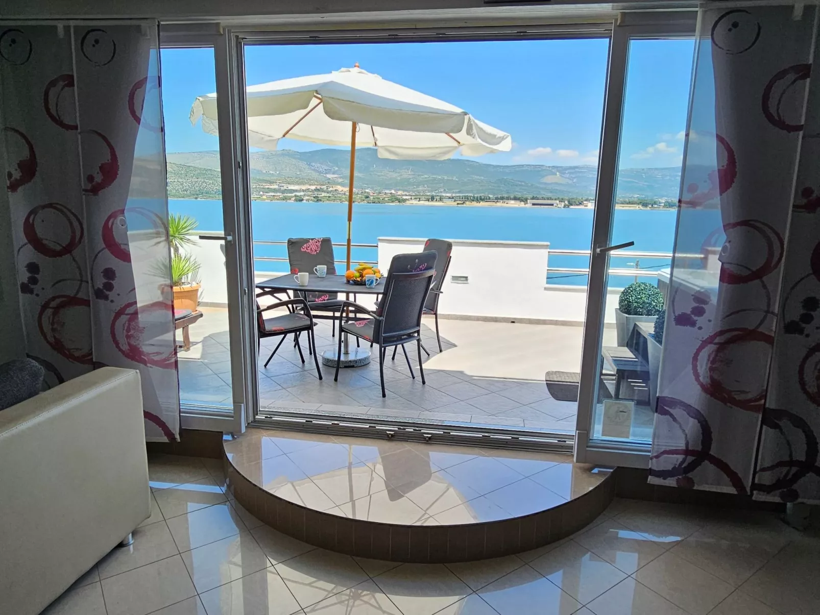 "MaLea" mit Blick auf das Wasser-Image-tags.info