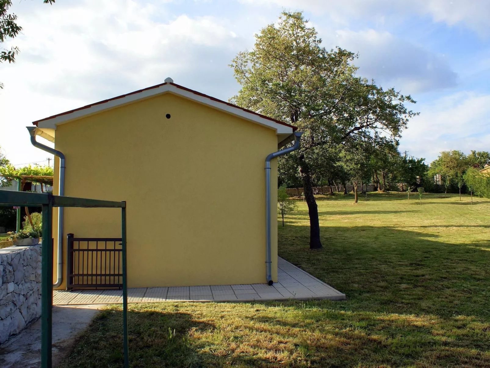 Charmantes Ferienhaus in Bartići mit Terrasse-Buiten