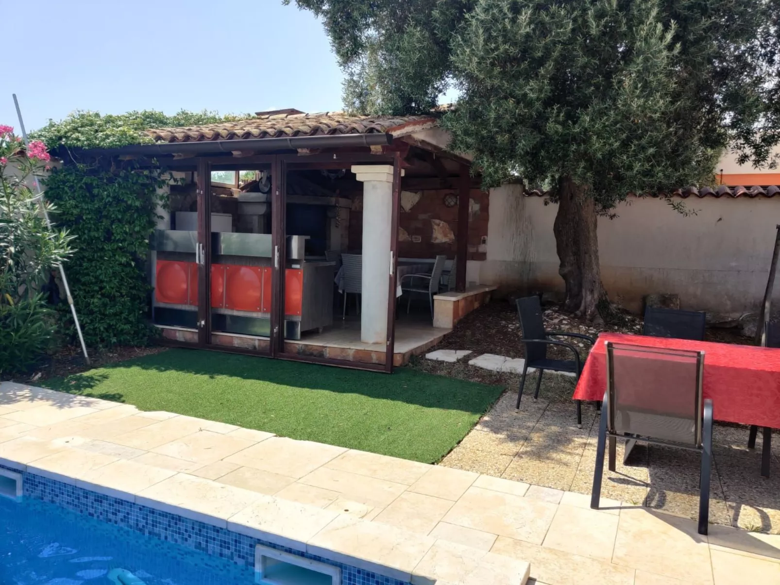 Haus mit Pool-Buiten