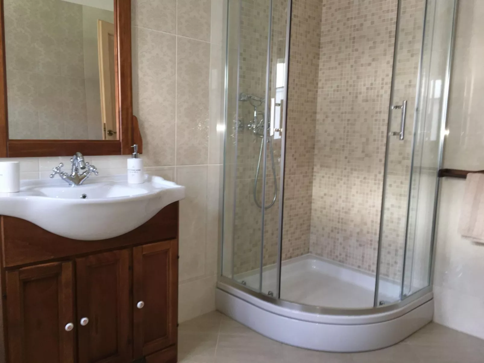 Gemütliche Wohnung in Stoja mit Möbliertem Balkon-Binnen