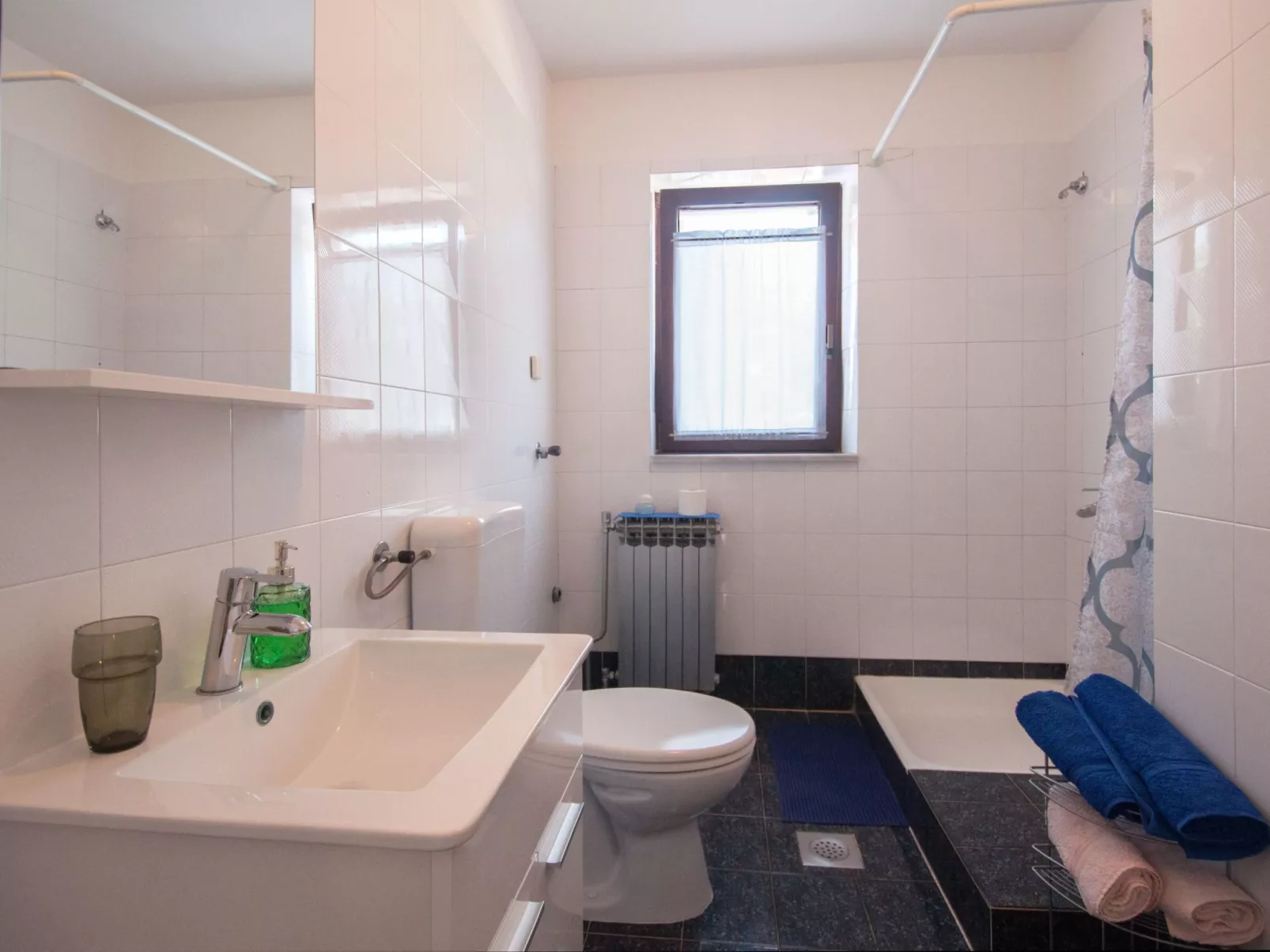 Wohnung Violett für 6 Personen-Binnen