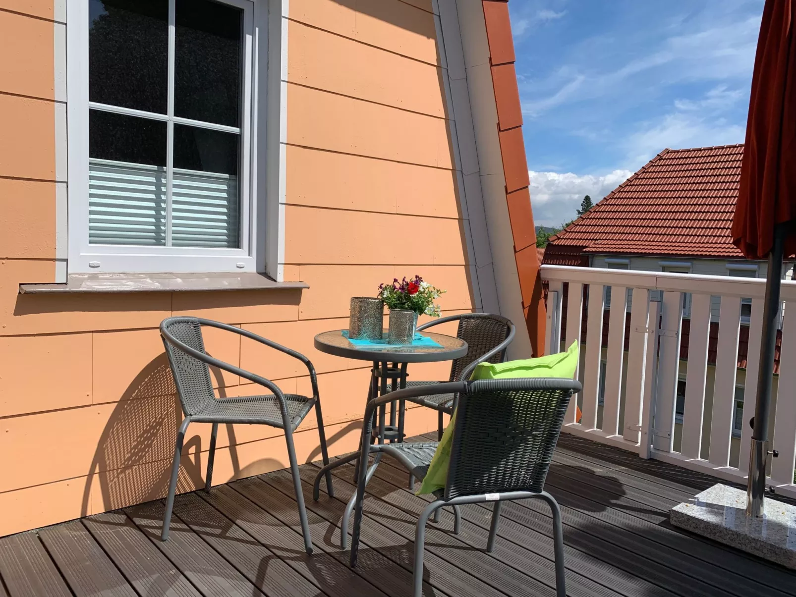 Modernes, gemütliches Ferienhaus mit Terrasse und Garten - Buiten