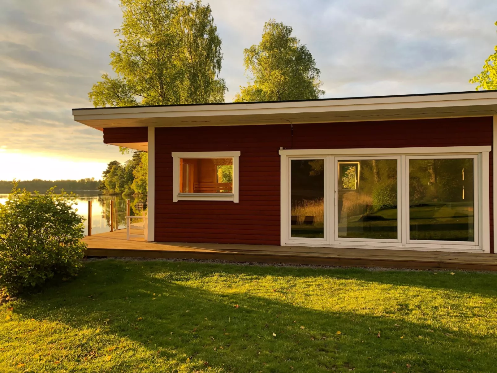 Mit Garten und Holzterrasse am See-Buiten