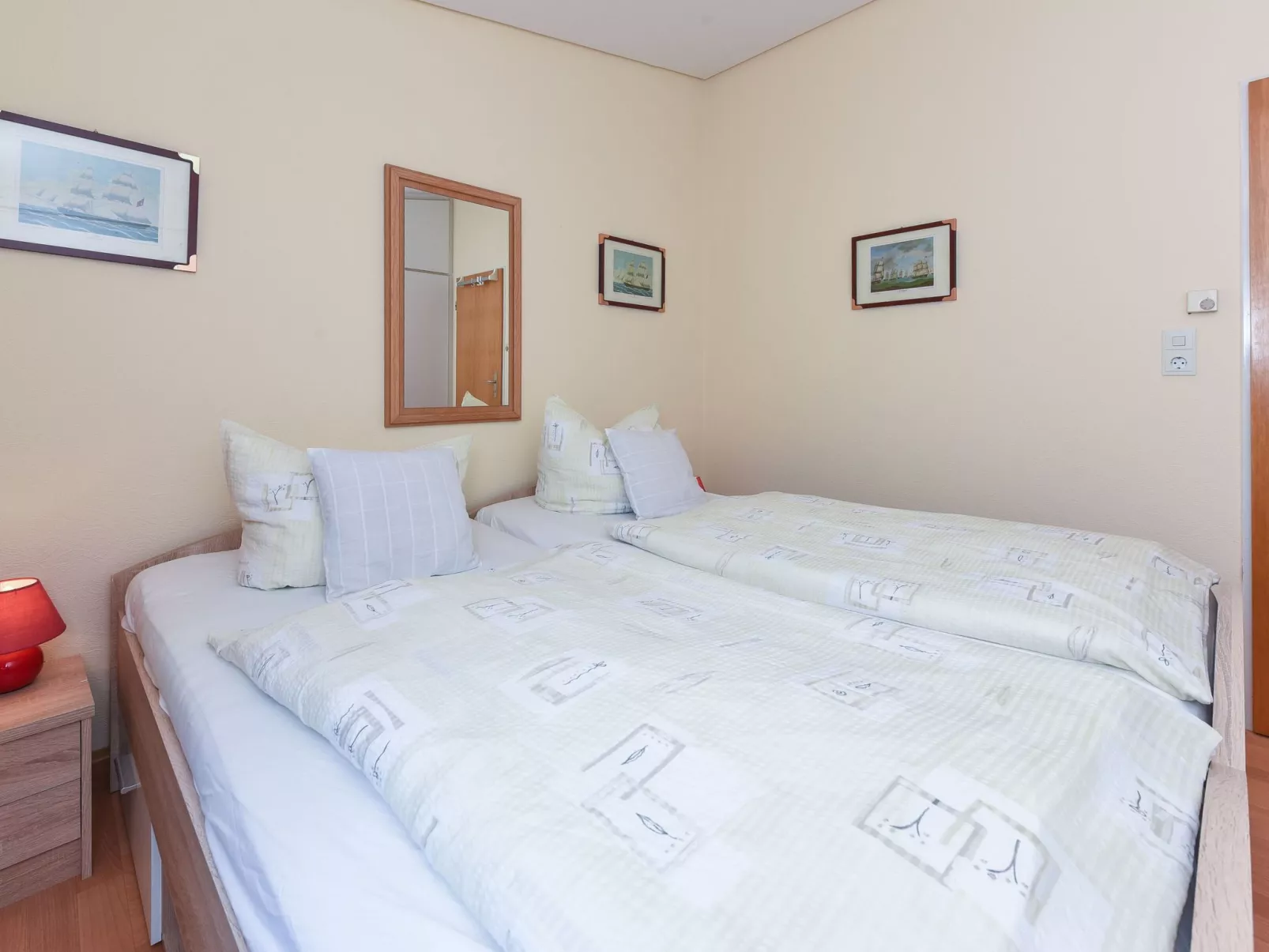 Strandnahes Ferienhaus mit Kinderspielplatz-Binnen