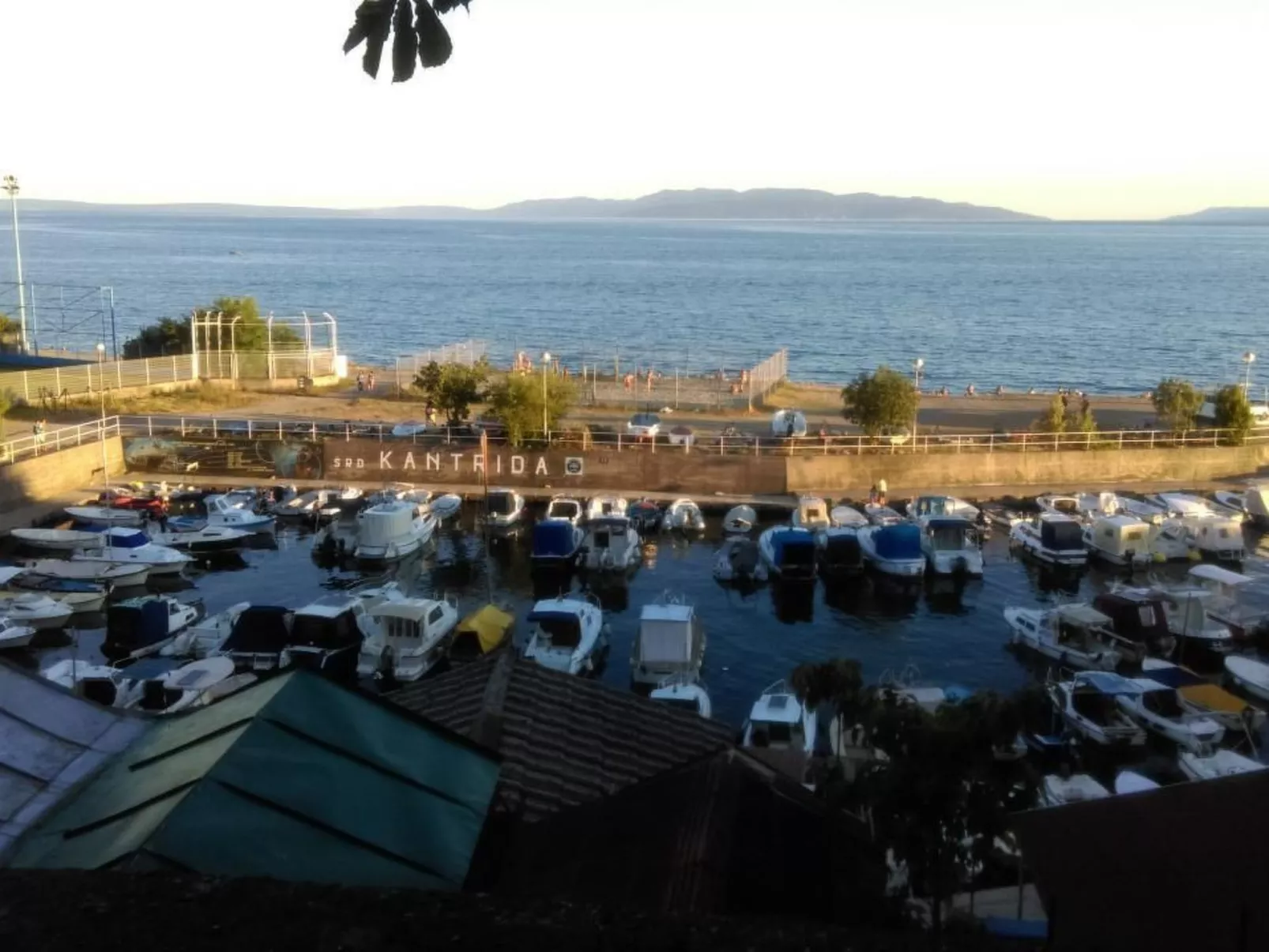 Mit Blick auf das Wasser-Buiten