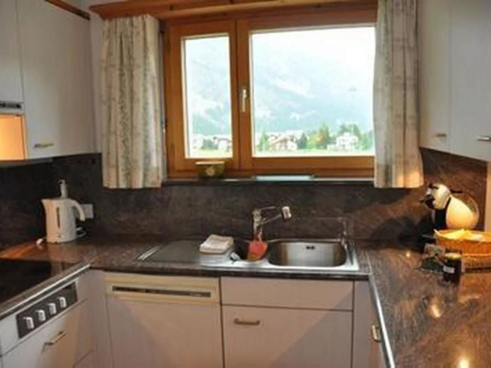 Chesa Sunasain V8-Binnen