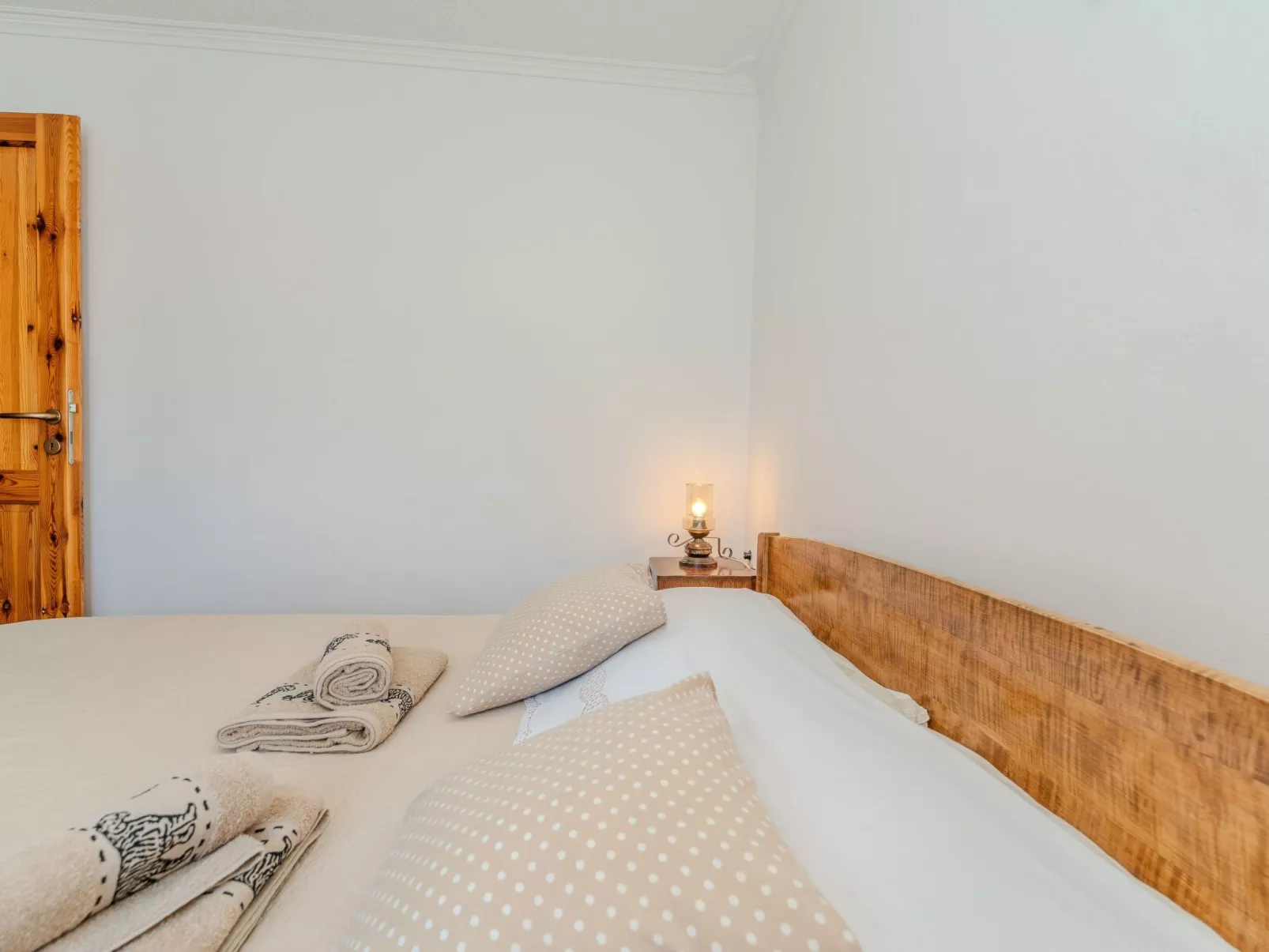 Heritage Stone House -T.A Leut Agency-Binnen