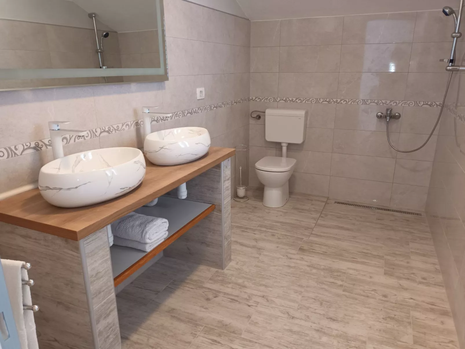 Gesamtes Ferienhaus in Sumartin mit Privatem Pool-Binnen