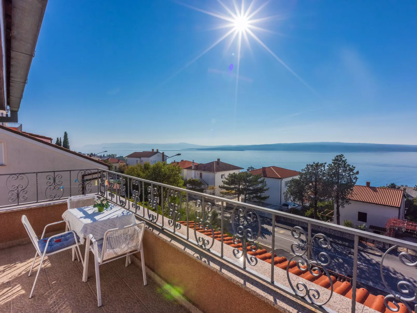 Appartement in Crikvenica mit Meerblick, Nähe Sandstrand-Buiten