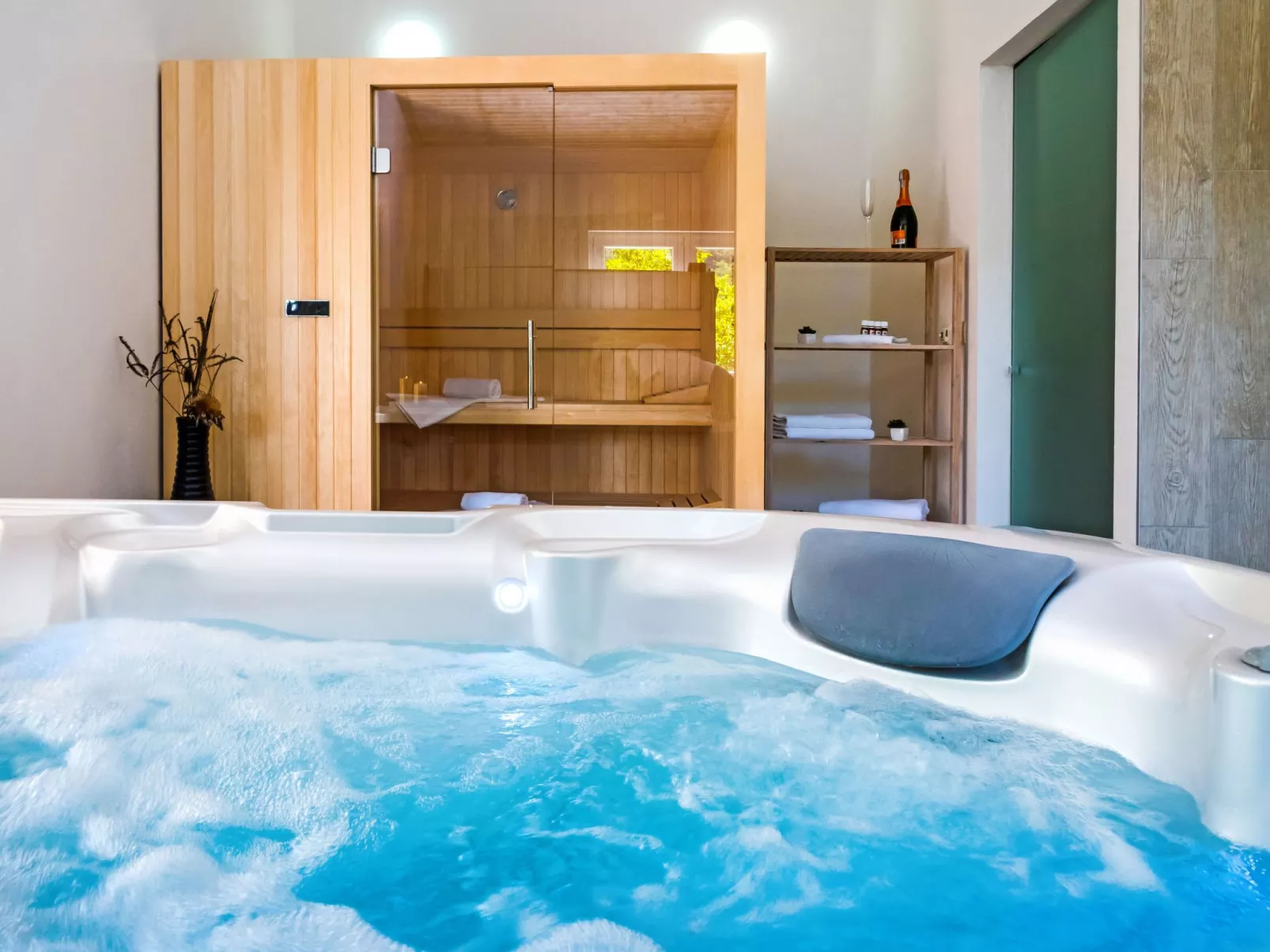 Villa Mosor mit beheiztem Salzwasserpool und Sauna-Binnen