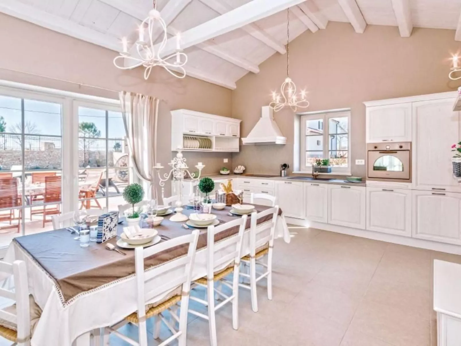 Mit Whirlpool und Sauna-Binnen