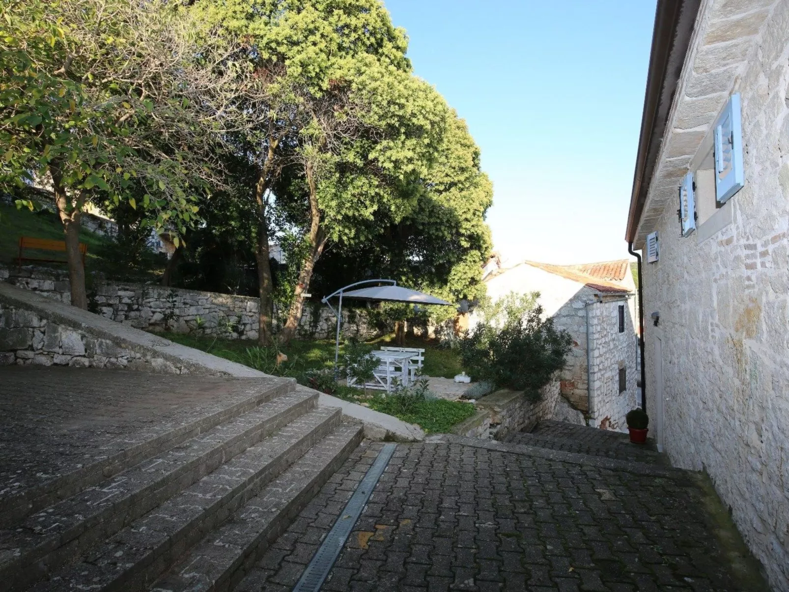 App Nirvana mit Garten in der Altstadt von Vrsar-Buiten