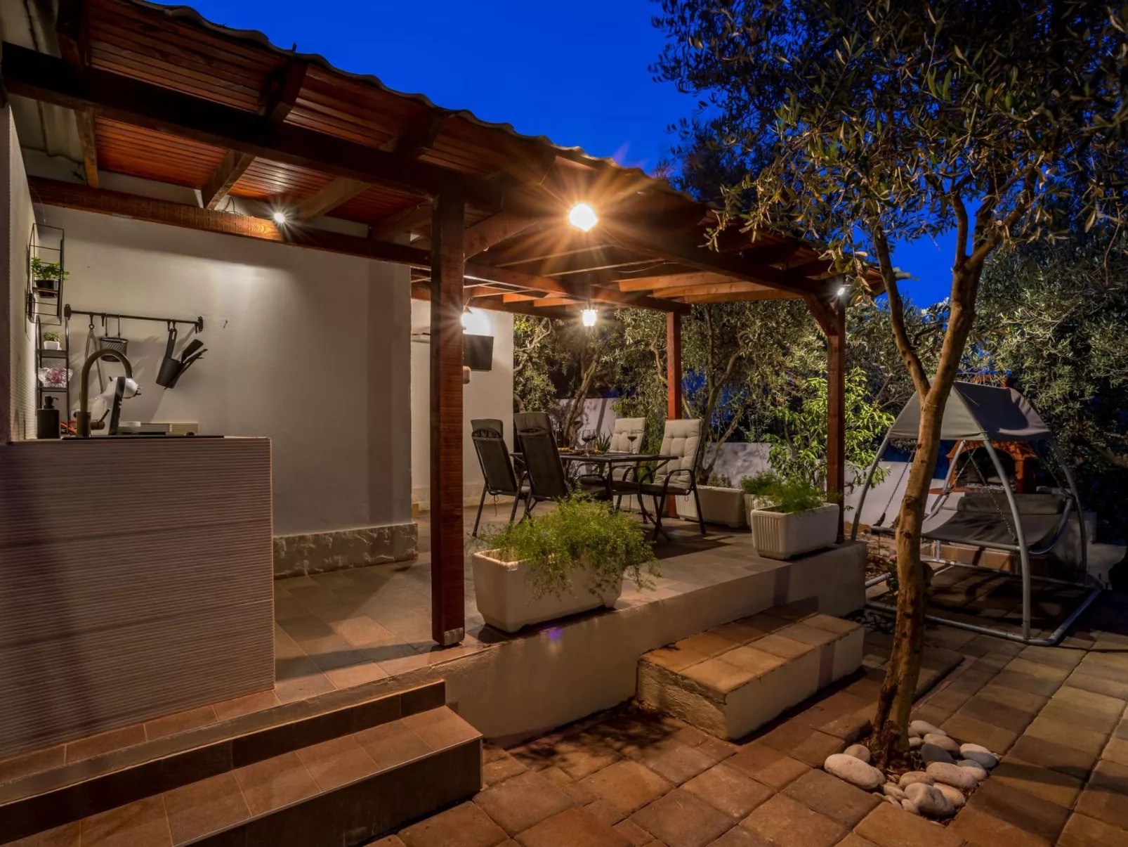 Geräumiges Ferienhaus mit Terrasse und Garten-Buiten