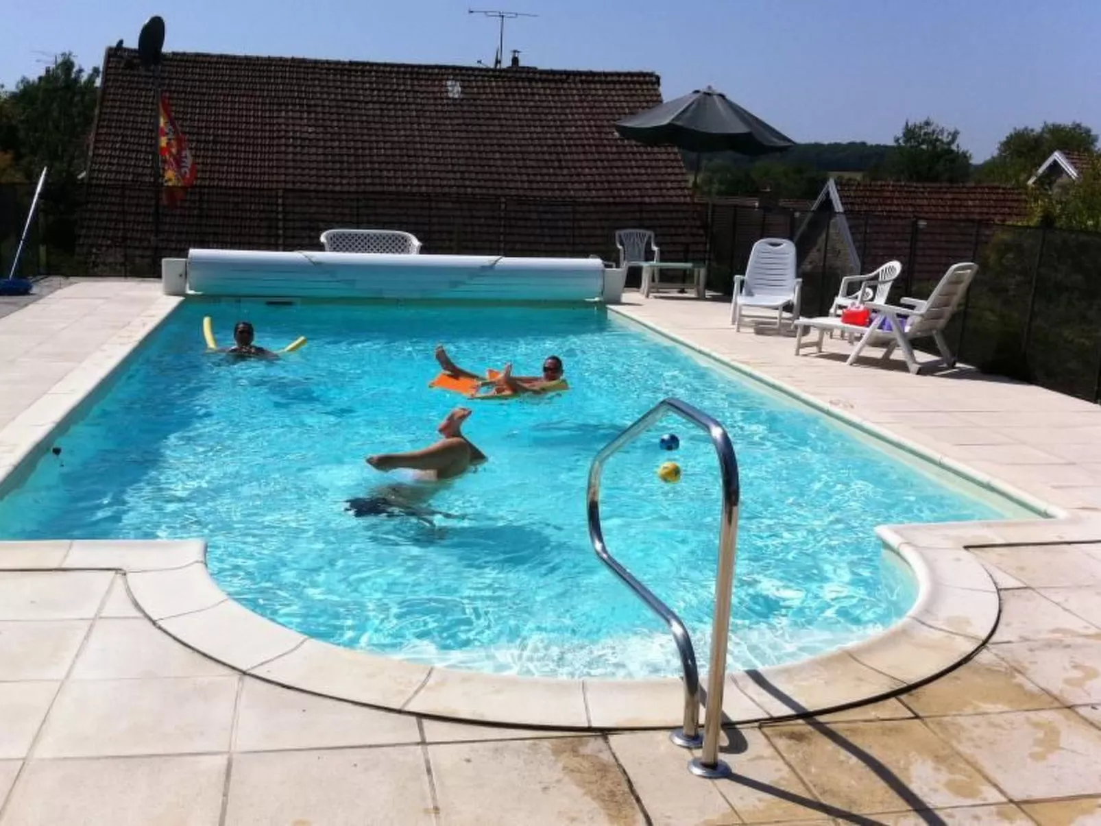 Steinhaus in ländlicher Umgebung mit Pool-Image-tags.info