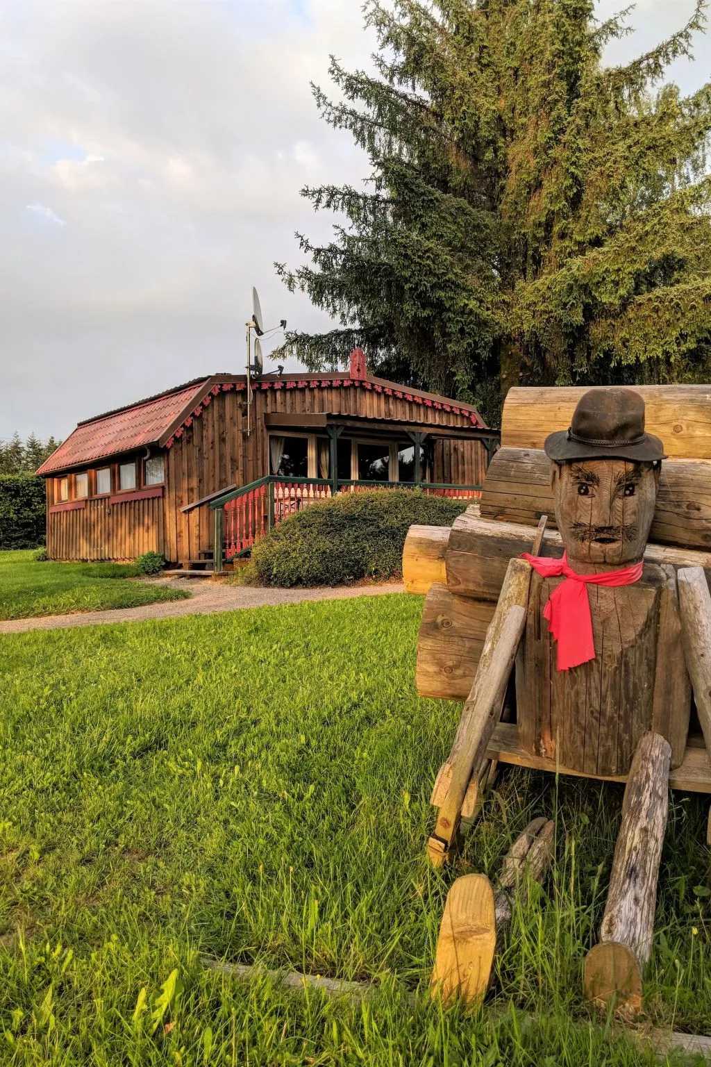 Charmantes Ferienhaus mit gemeinsamem Grill-Buiten
