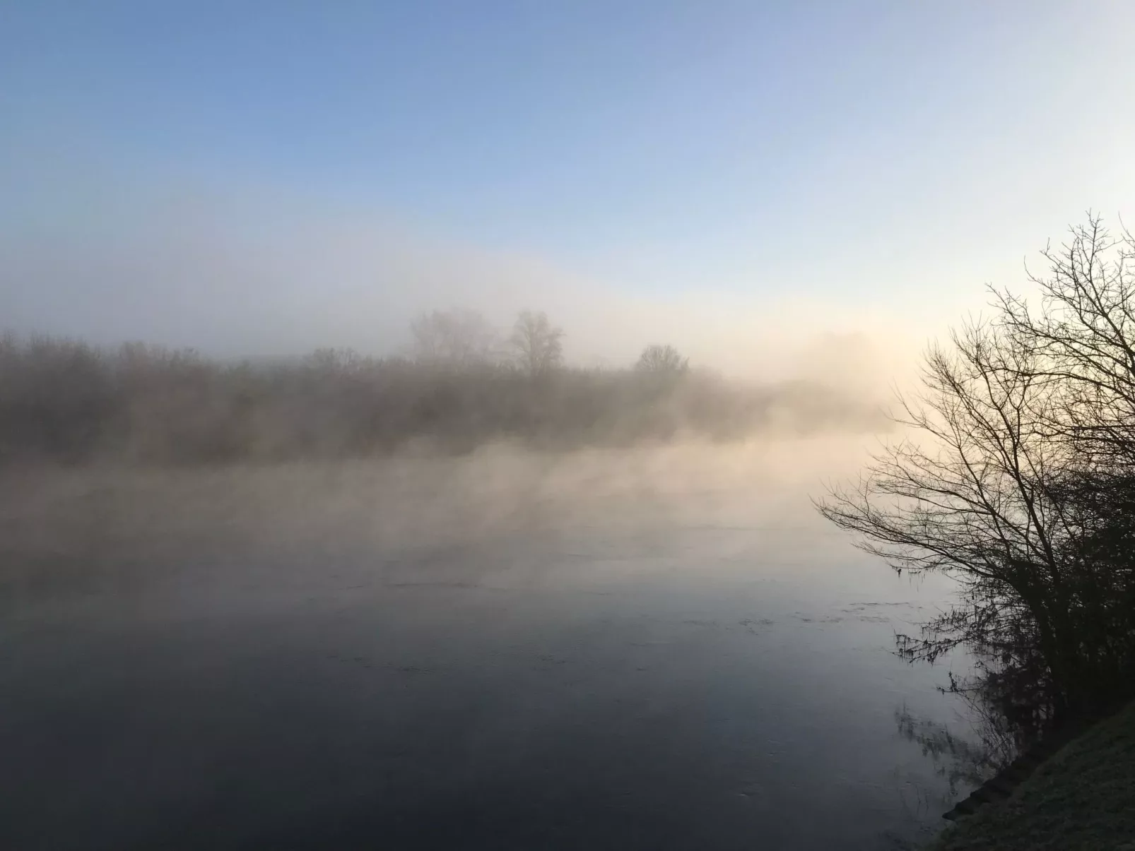 Schloss mit Überlaufpool an der Dordogne-Image-tags.info