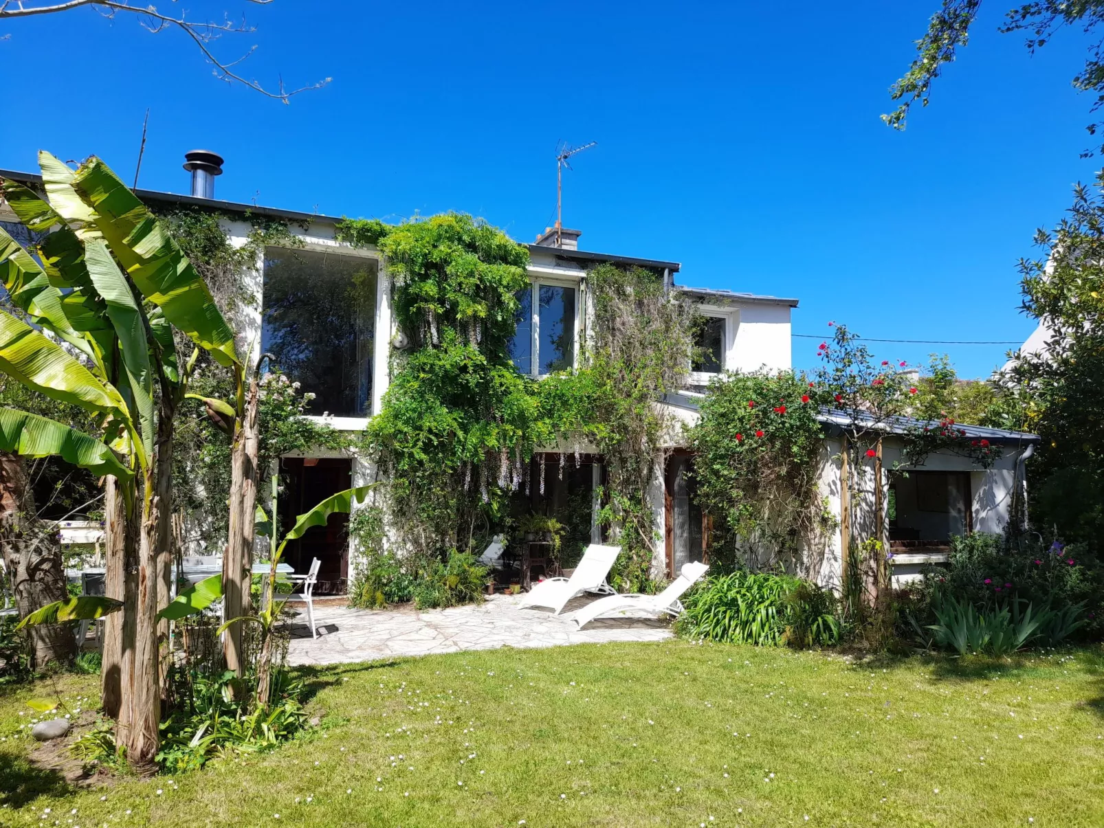 Großes Familienhaus mit schön angelegtem Garten-Buiten