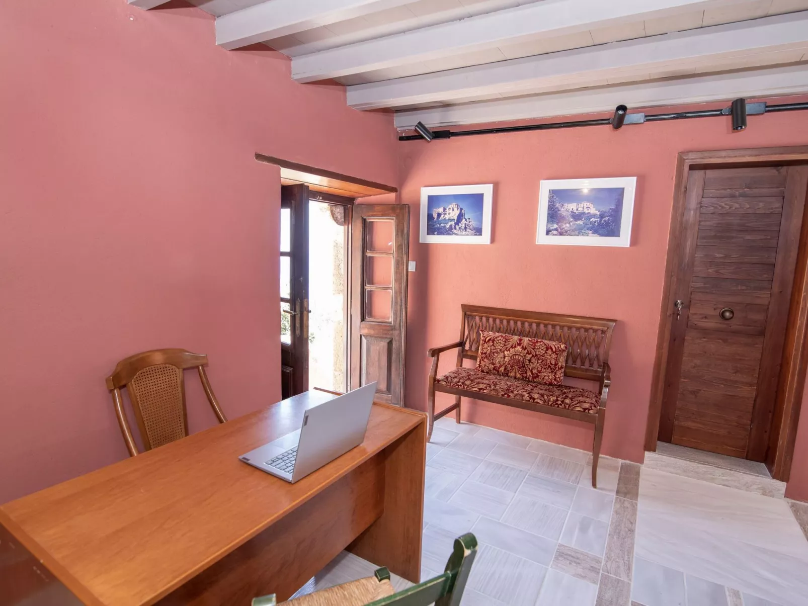 "Goulas" mit Blick auf das Wasser-Binnen