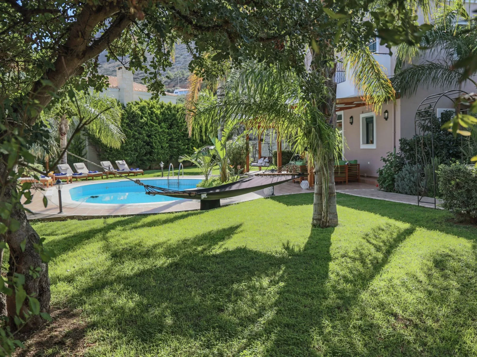 Ferienvilla mit Garten, Grill und Terrasse - Buiten