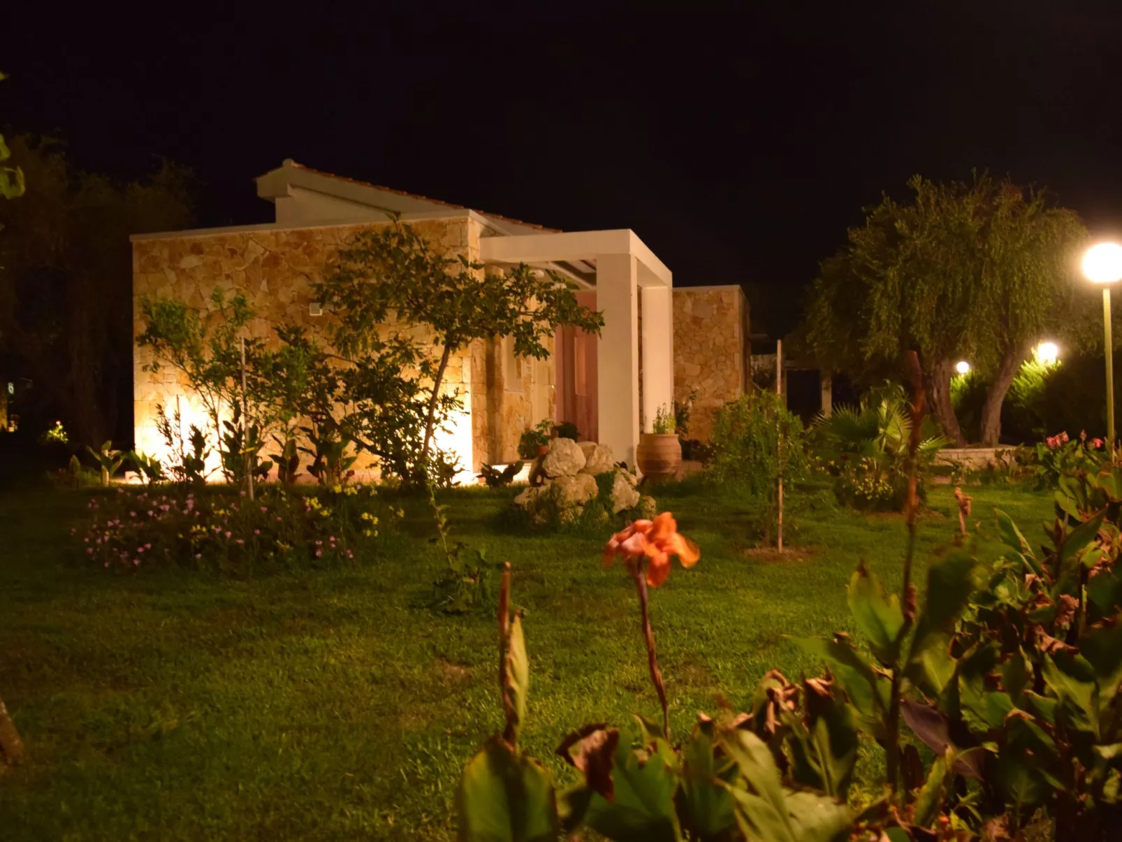 Villa Thalassa mit Schwimmbad und Garten-Buiten