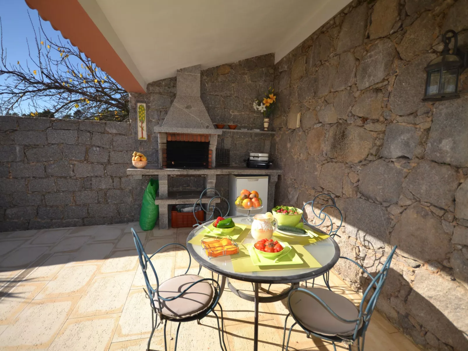 Luxuriöse Privatvilla mit Infinity-Pool-Buiten