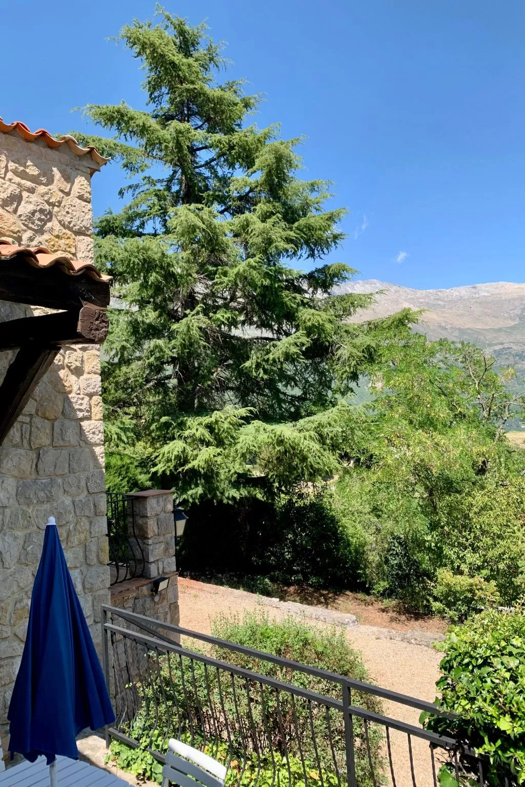 Steinhaus Garten und Blick auf die Berge-Buiten