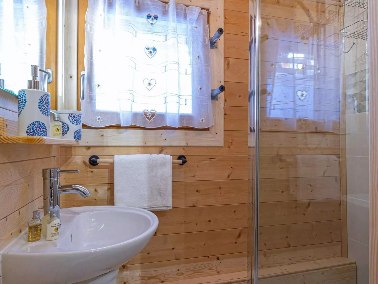 Erdgeschoss 110 m2 - 15 Personen - In der Nähe der Pisten-Binnen