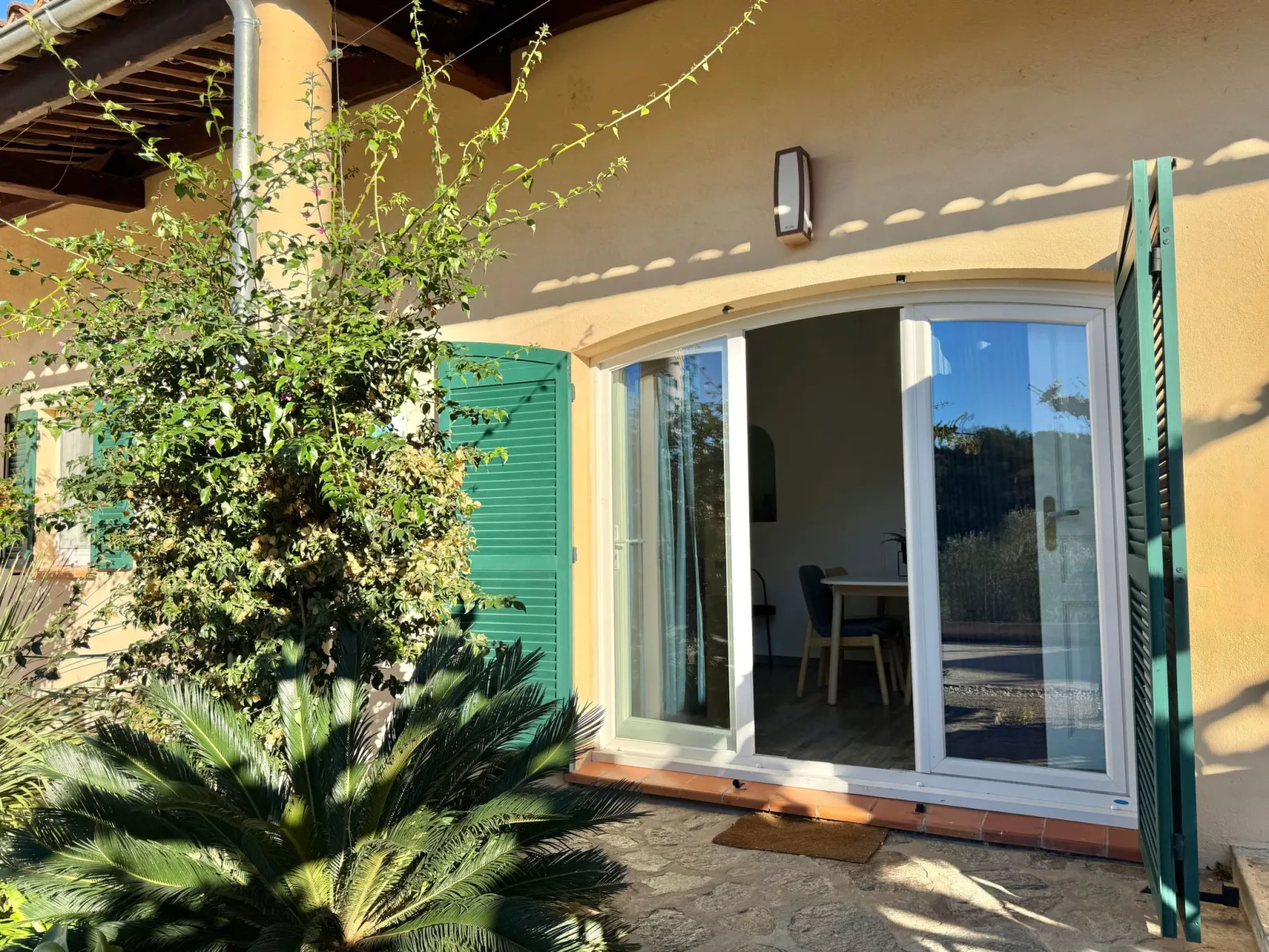 Im Herzen eines Weinguts, schattige Terrasse mit Meerblick, Pool - Buiten