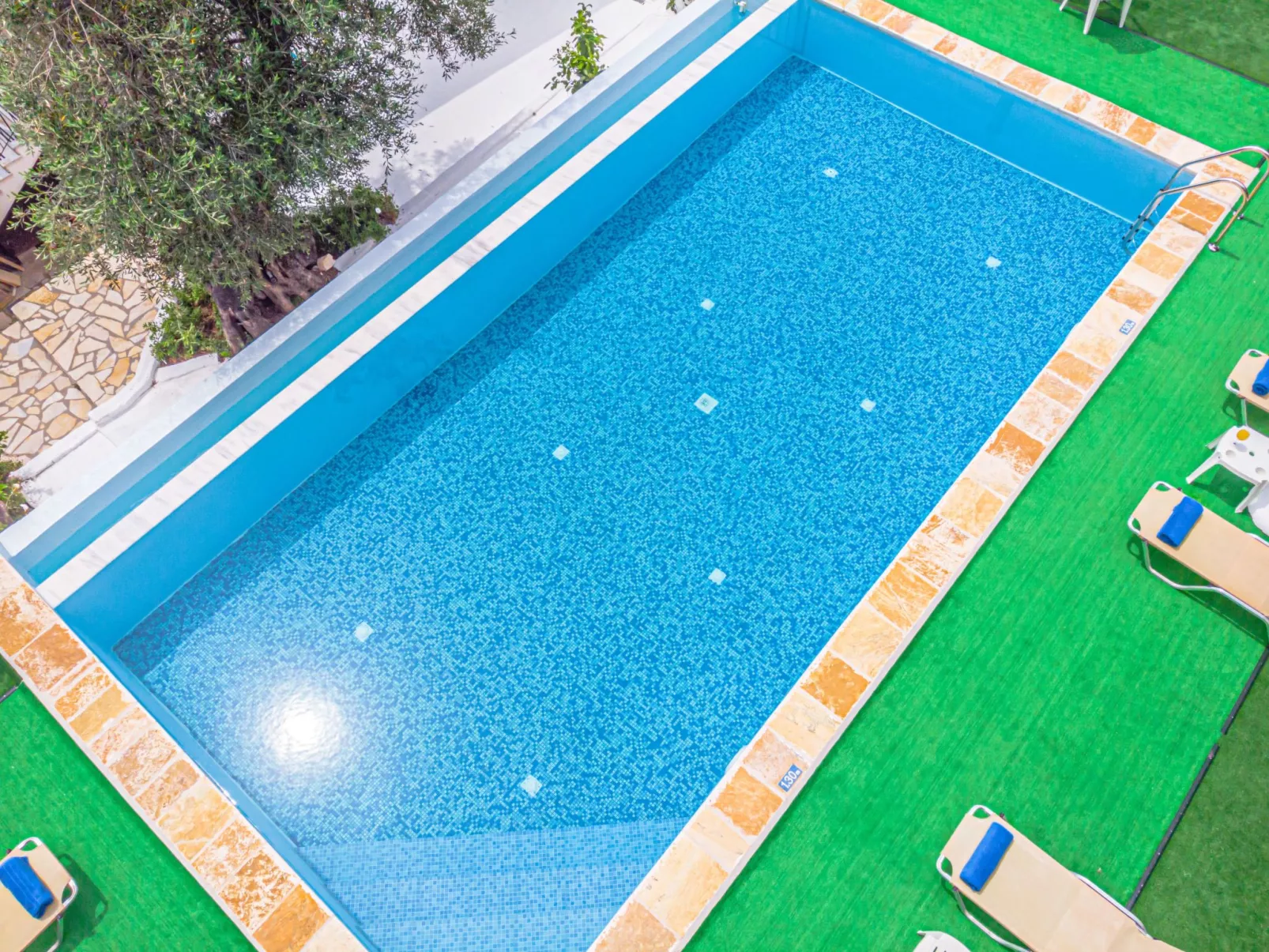 "Zeus" mit Infinity Pool-Buiten