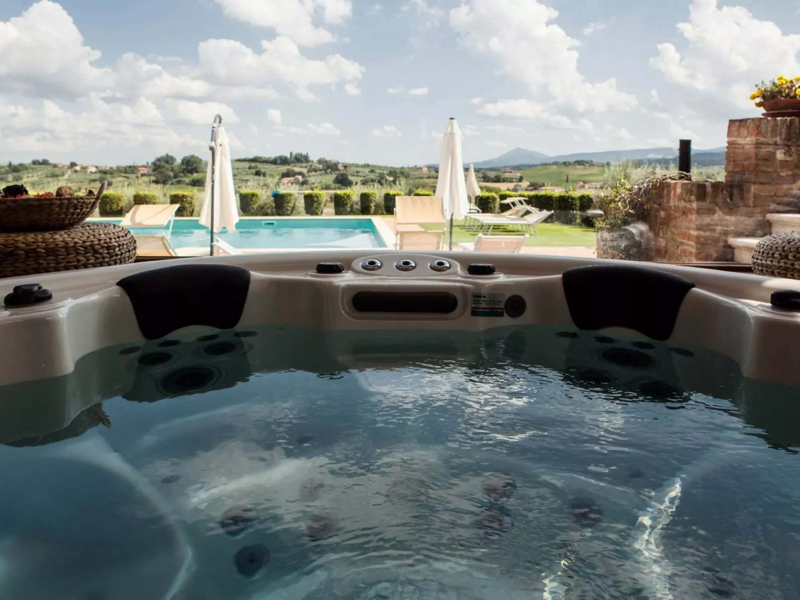 Sanguineto' Wohnung mit Schwimmbad-Buiten