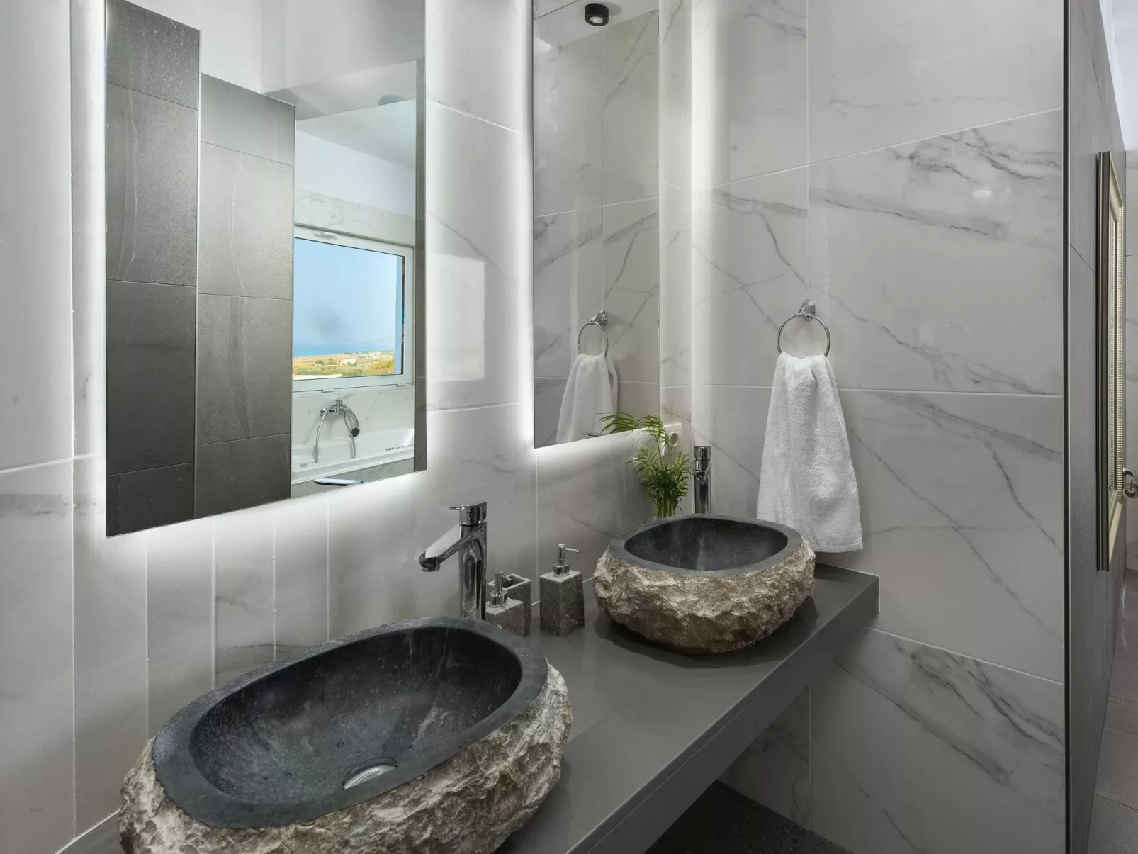 Moderne Villa mit Hügel- und Meerblick-Binnen