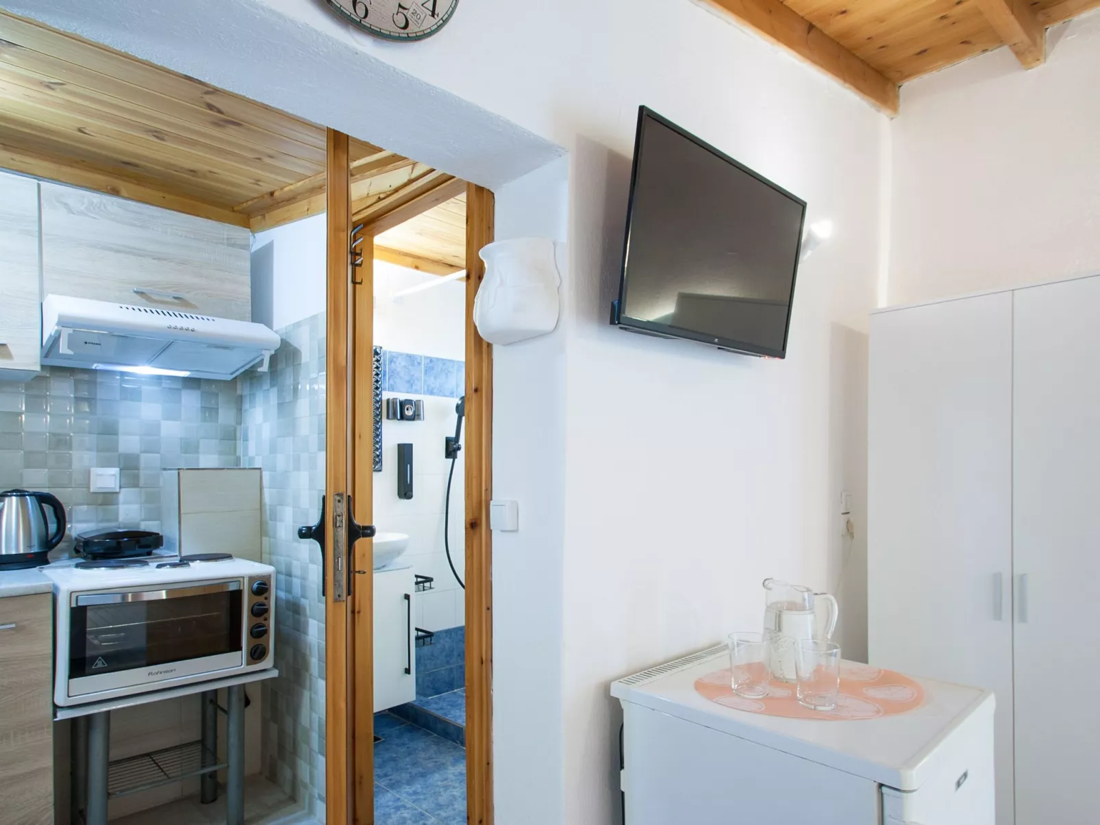 Berge und die ikonische Landebahn des Flughafens Skiathos-Image-tags.info