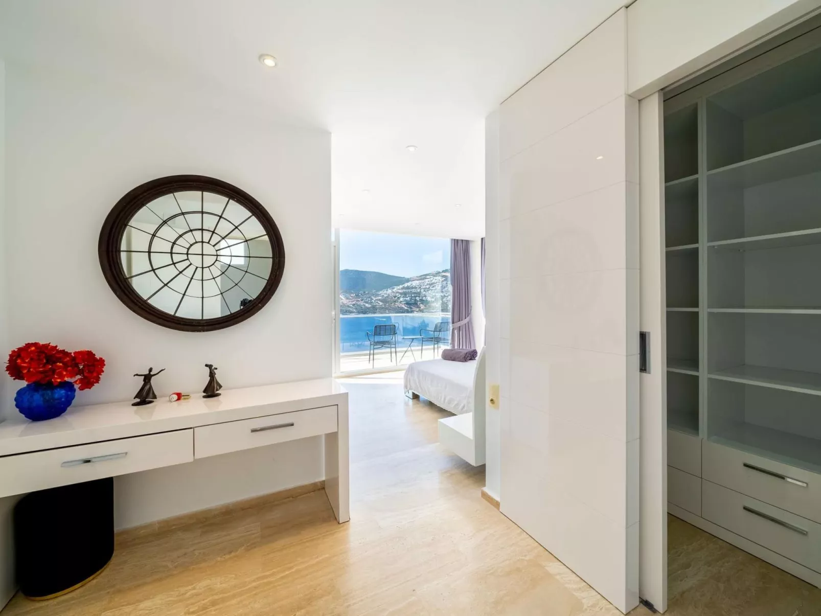 Große Villa direkt am Meer mit Infinitypool-Binnen