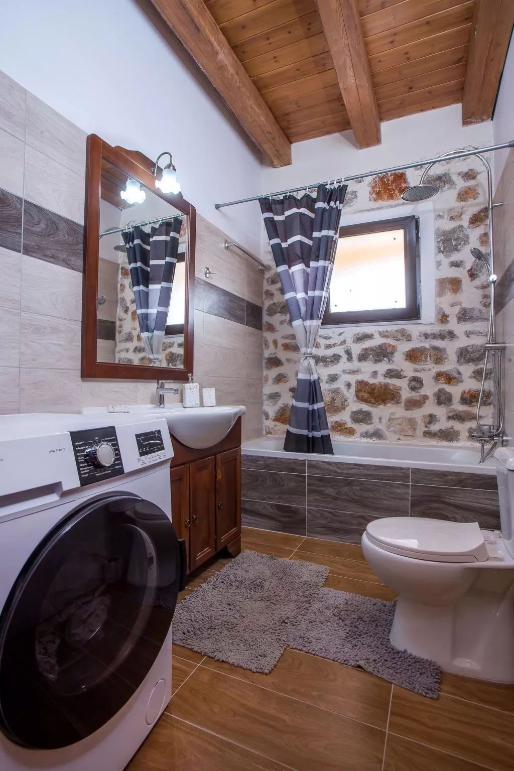 Schöne Steinvilla im Wald-Binnen